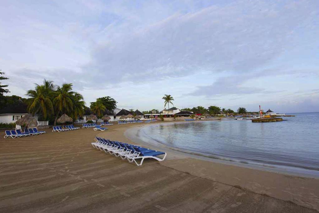 Royal Decameron Club Caribbean Resort รันอเวย์เบย์ ภายนอก รูปภาพ